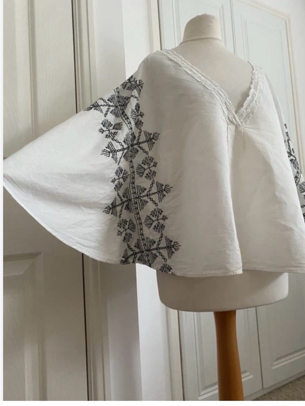 Zara White V-Neck top with Black Embroidered Panels - Picture 2 of 4